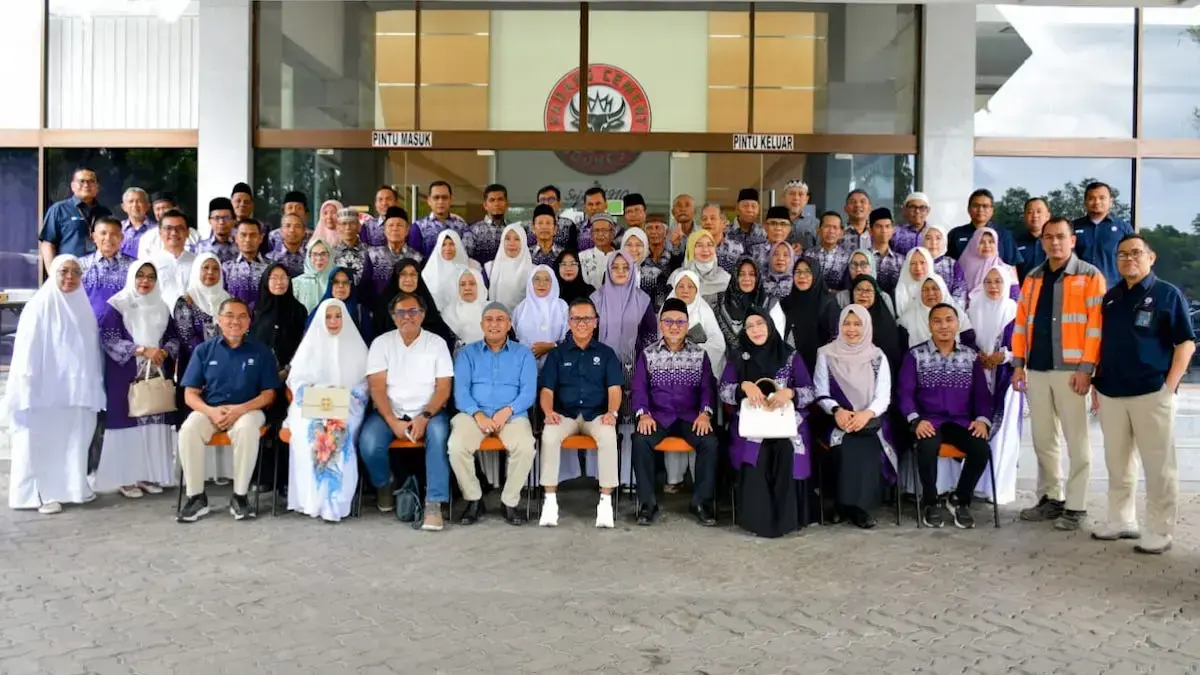 PT Semen Padang lepas calon jamaah haji dari pensiunan dan karyawan. (dok. Humas)