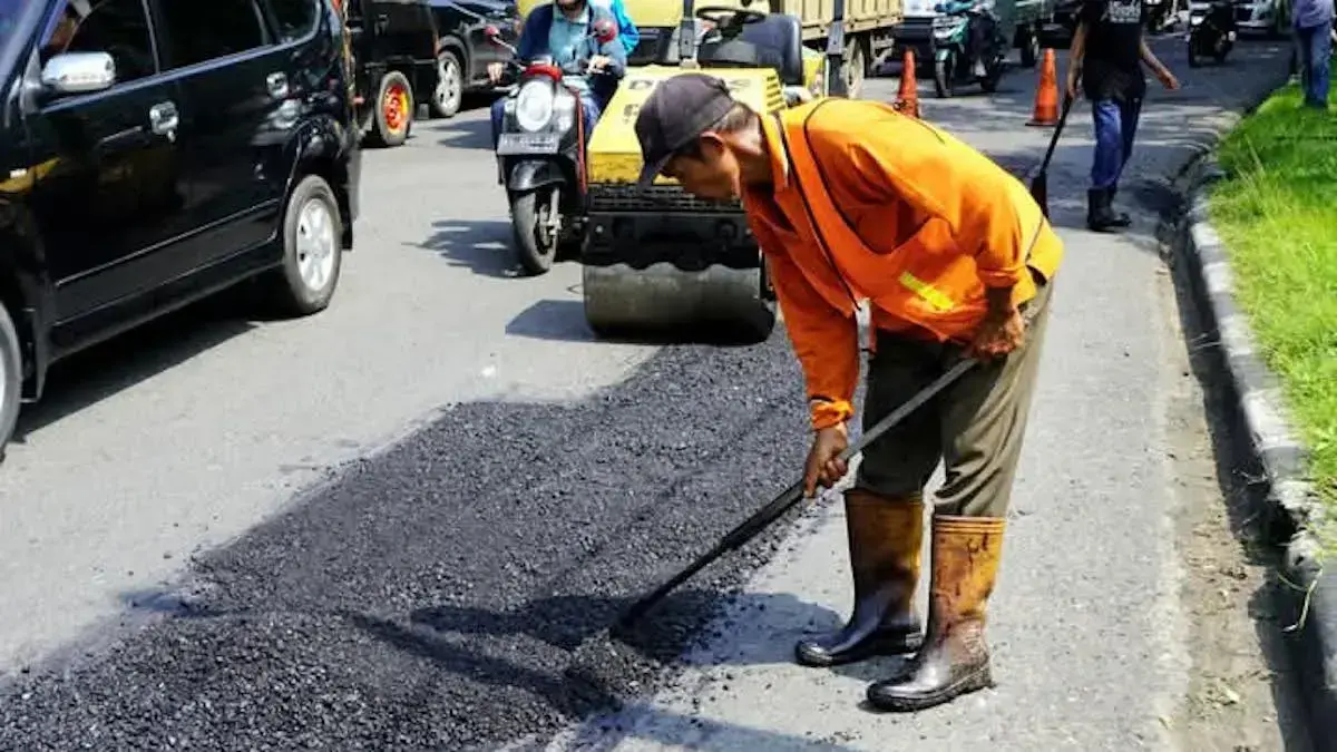 Pemko Padang perbaiki jalan rusak. (dok. istimewa)
