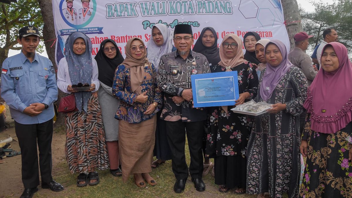 Pemko Padang serahkan bantuan sarana perikanan untuk KWT se-Kota Padang. (dok. istimewa)