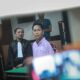 Agus Buntung saat duduk di hadapan hakim menunggu pembacaan putusan kasus pelecehan seksual di PN Mataram. (dok. Antara)