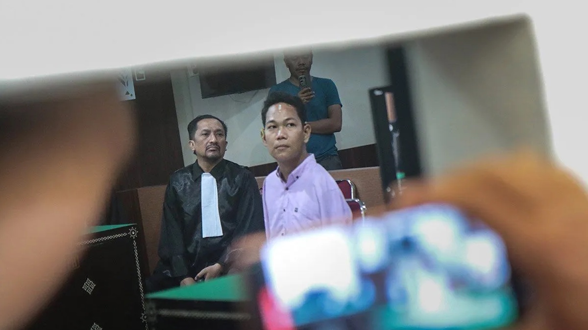 Agus Buntung saat duduk di hadapan hakim menunggu pembacaan putusan kasus pelecehan seksual di PN Mataram. (dok. Antara)