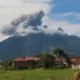 Erupsi Gunung Marapi pada Sabtu (16/5) pagi dengan dua kali letusan dalam waktu berdekatan. Asap letusan terlihat jelas hingga ke Kota Bukittinggi. (ANTARA/Al Fatah)