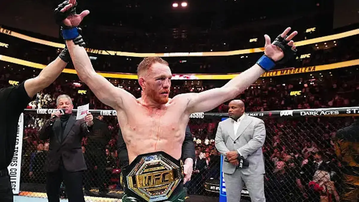 Jack Della Maddalena kudeta gelar Belal Muhammad di laga utama UFC 315. (dok. The Sun)