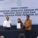Ketua Dewan Pers periode 2025-2028 Komaruddin Hidayat (kemeja putih kiri) dalam serah terima jabatan di Kantor Dewan Pers, Jakarta, Rabu (14/5/2025). (ANTARA/Narda Margaretha Sinambela)