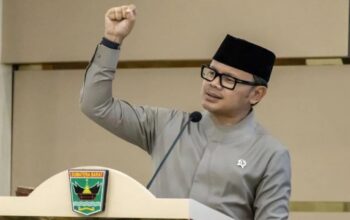 Wamendagri Bima Arya Sugiarto saat di Padang. (dok. Antara/Muhammad Zulfikar)