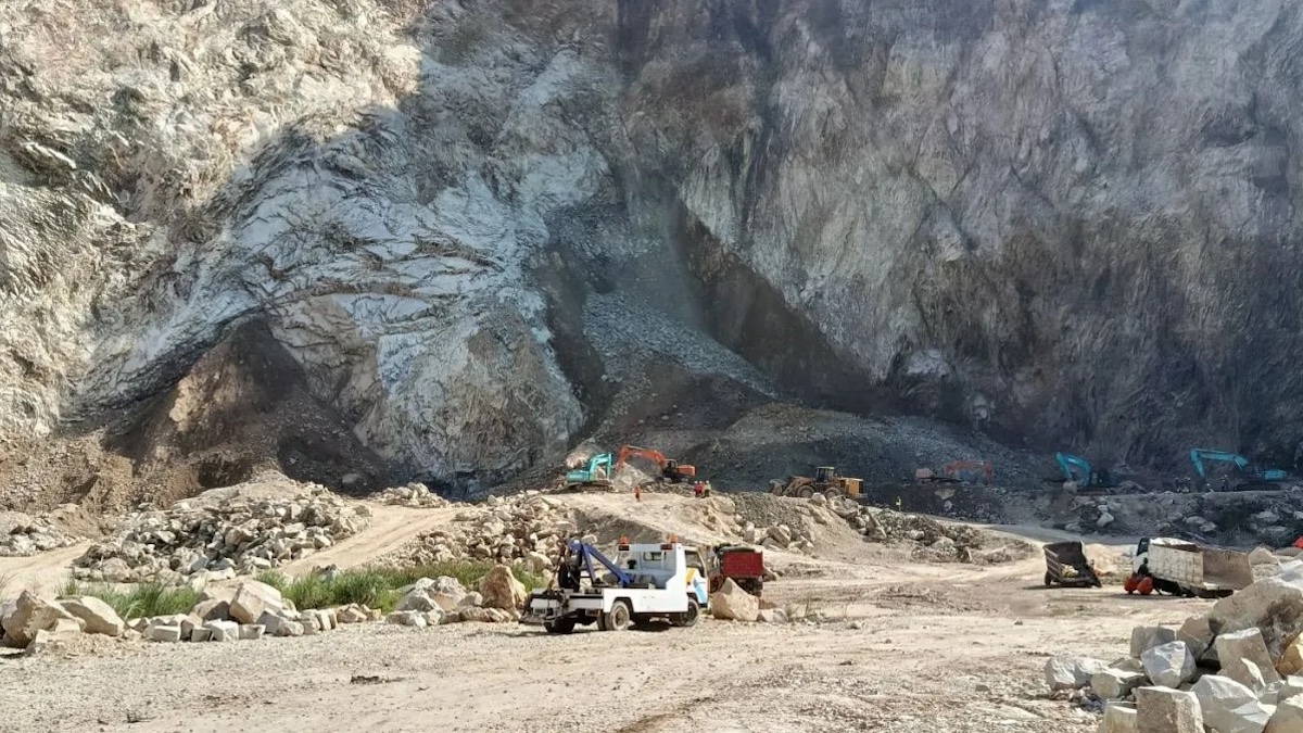 Proses evakuasi korban longsor Gunung Kuda. (dok. Antara)