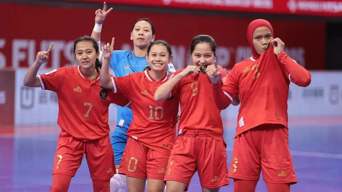 Penggawa timnas futsal putri Indonesia berselebrasi merayakan gol pada laga melawan Bahrain yang diakhiri dengan skor 5-1 pada laga terakhir Grup C Piala Asia Futsal Putri 2025 di Hohhot Sports Centre, Hohhot, China, Minggu (11/5/2025). (ANTARA/HO-Federasi Futsal Indonesia)