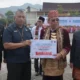Semen Padang serahkan bantuan 47 juta untuk stunting saat upacara Hardiknas 2025 di Balaikota Padang. (dok. Humas)