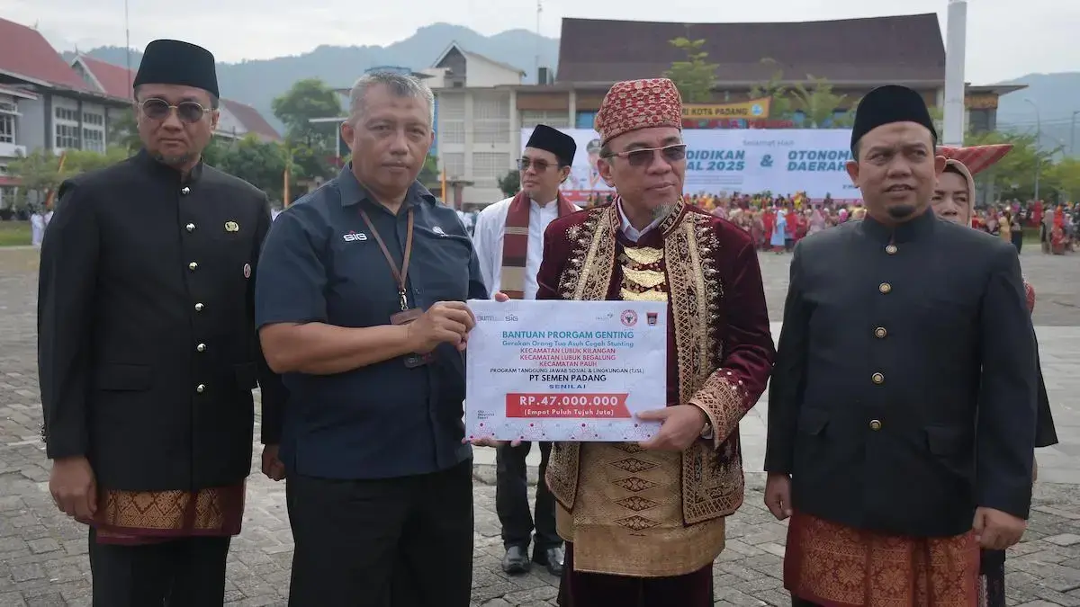 Semen Padang serahkan bantuan 47 juta untuk stunting saat upacara Hardiknas 2025 di Balaikota Padang. (dok. Humas)