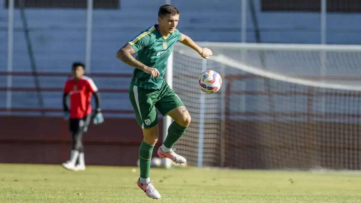 Bek andalan Persebaya Surabaya, Slavko Damjanovic dipastikan absen saat menjamu Semen Padang FC, Minggu (11/5/2025) malam. (dok. Persebaya)