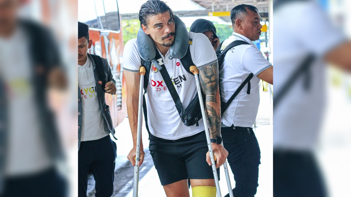 Tin Martic harus menggunakan tongkat setelah mengalami cedera saat lawan Arema FC saat bertolak pulang ke Kroasia dan melakukan MRI disana. (dok. Istimewa)