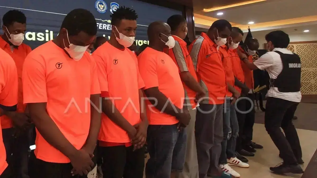 WNA terjaring karena pelanggaran administrasi. (dok. Antara Foto)