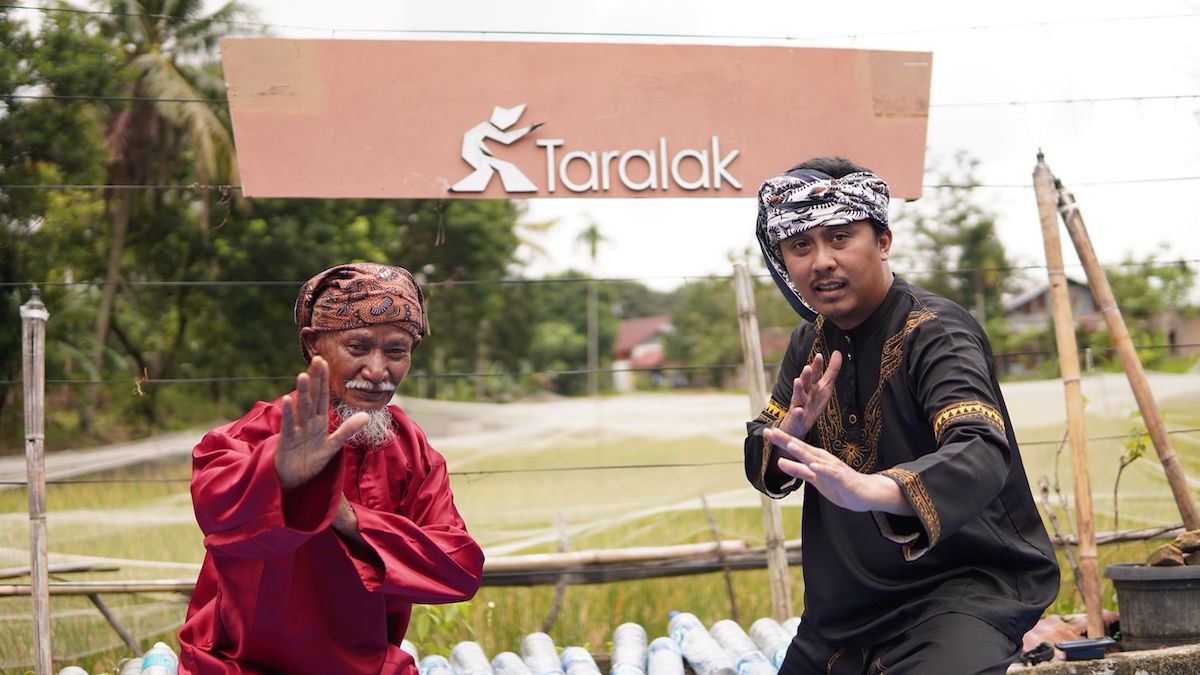 Wagub Sumbar Vasko Ruseimy sedang berlatih silek tradisional Minangkabau. (dok. adpsb)