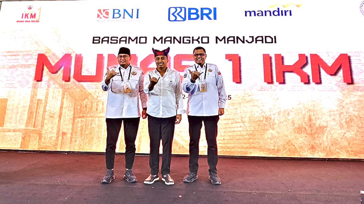 Wagub Vasko didampingi Ketua Umum IKM Andre Rosiade dan Sekjend Braditi Moulevey di Munas I Ikatan Keluarga Minang. (dok. adpsb)