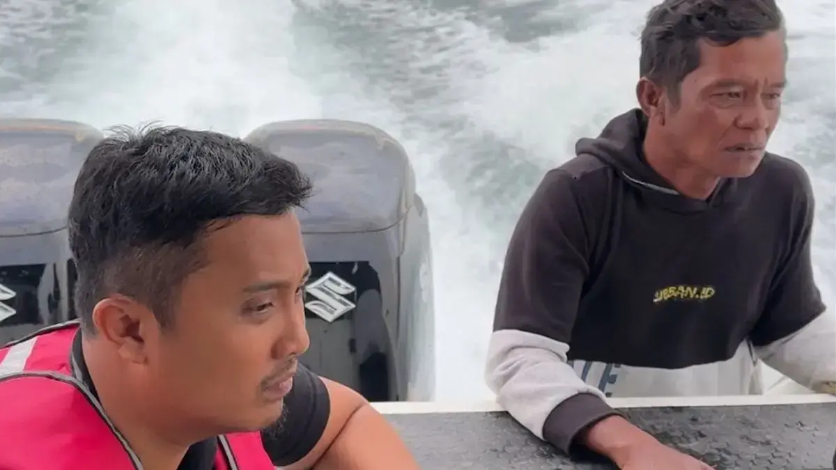 Wagub Vasko hadang troll laut dengan nelayan Air Bangis, Pasbar. (dok. Istimewa)