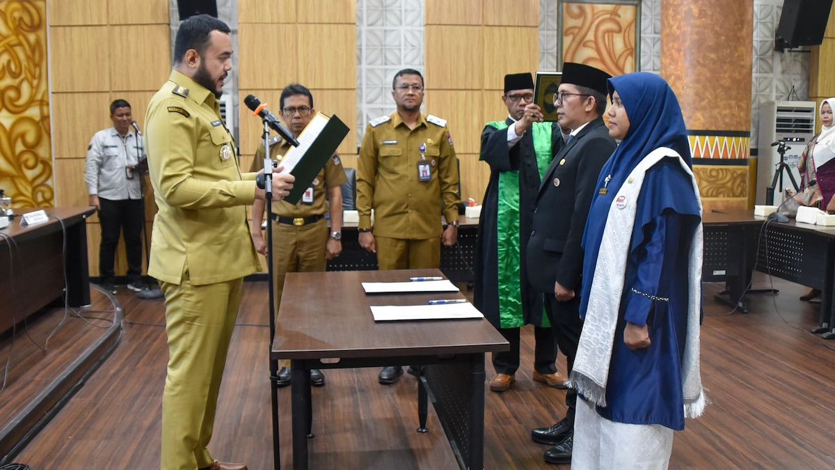 Wako Fadly Amran lantik 22 kepala SD dan SMP se-Kota Padang. (dok. Prokopim)