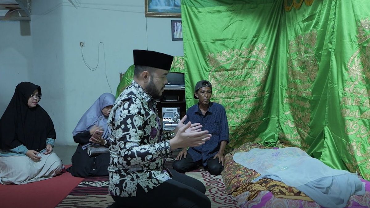 Wako Fadly Amran melayat ke rumah almarhum Desy. (dok. istimewa)