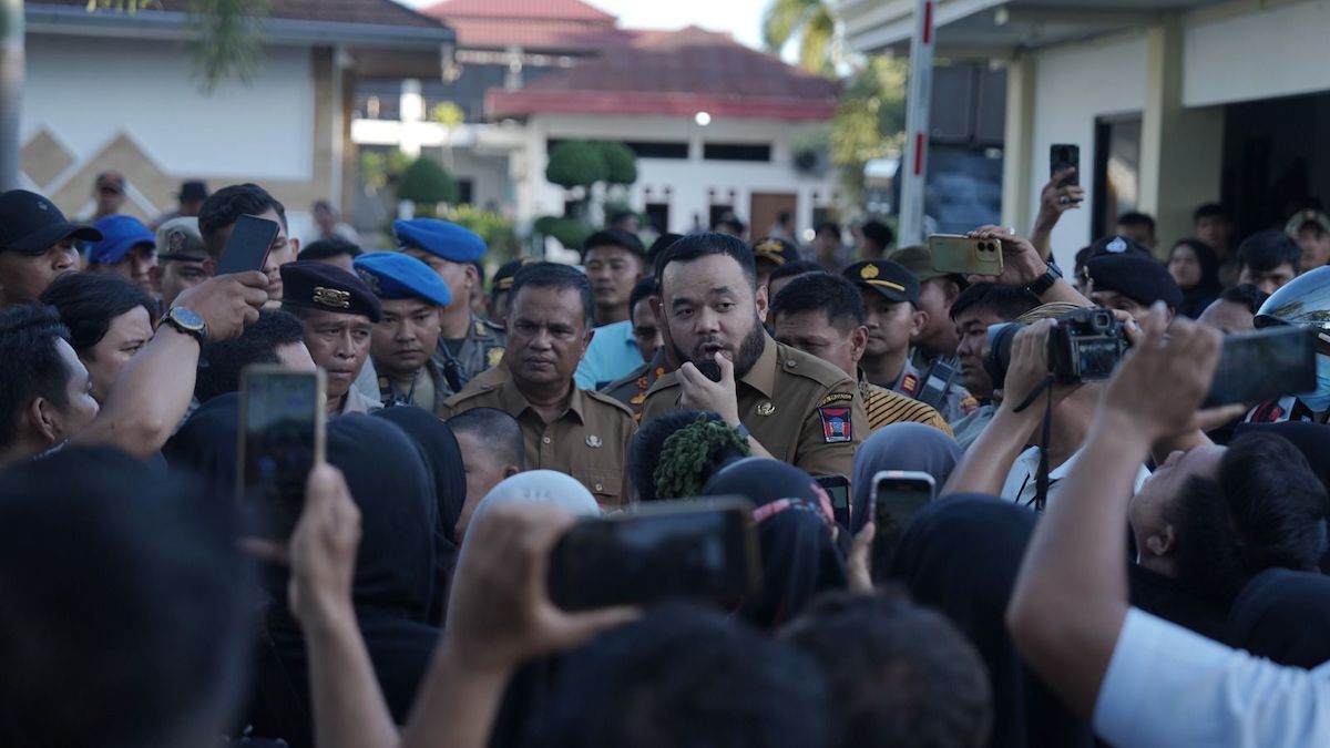 Wako Fadly Amran temui PKL Permindo yang berdemo di rumah dinasnya. (dok. Prokopim)