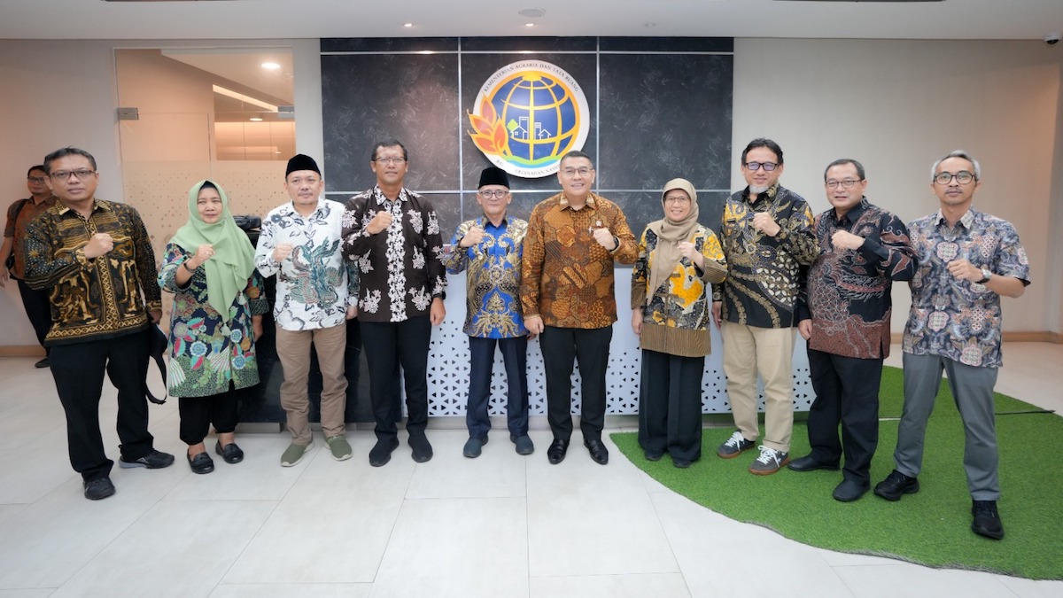 Wamen Ossy saat menerima audiensi Wakil Bupati Pasuruan, M. Shobih Asrori, di Kantor Kementerian ATR/BPN, Jumat (16/05/2025). (dok. istimewa)