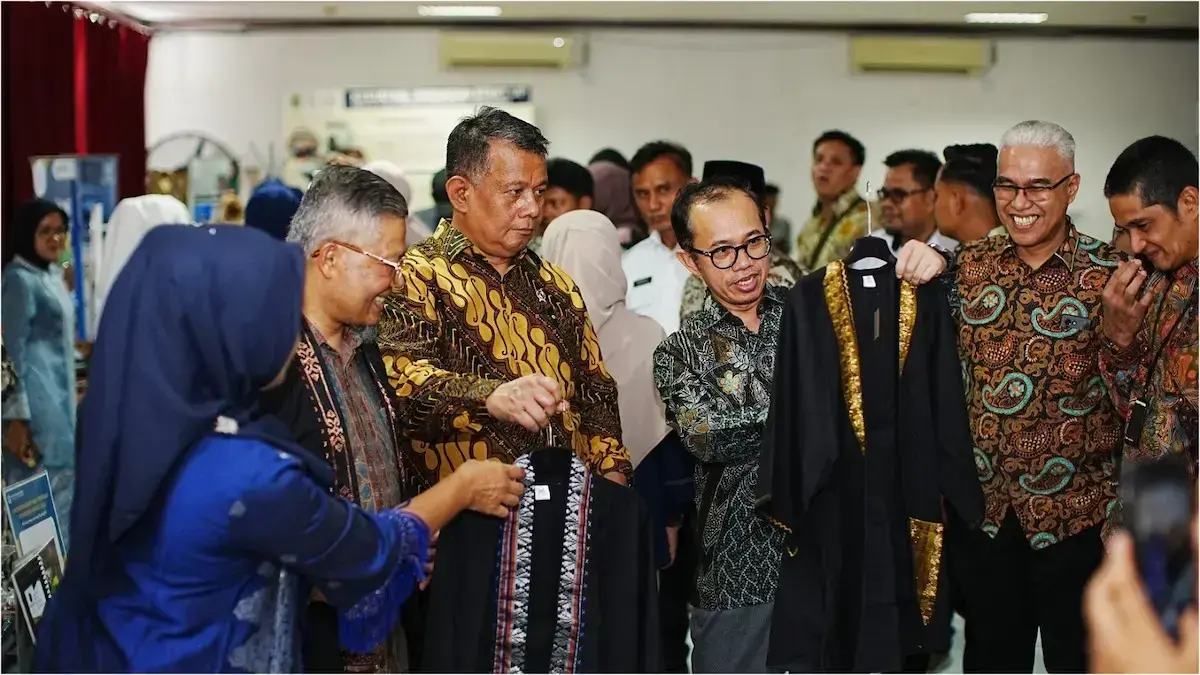 Wamen UMKM melihat produk salah satu pelaku usaha lokal yang ditampilkan dalam acara entrepreneur hub di Unand. (dok. Unand)