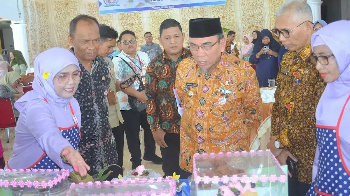 Wawako Maigus Nasir melihat proses lomba pengolahan pangan lokal di Palanta Wali Kota. (dok. Prokopim)