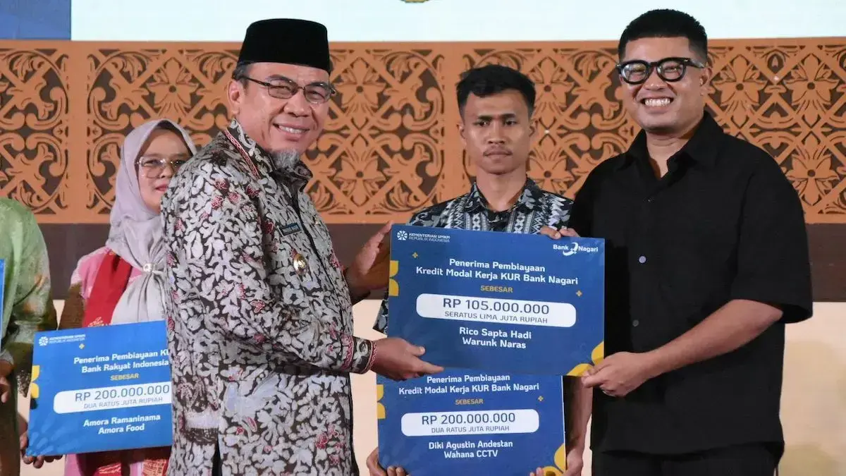 Wawako Maigus Nasir menyerahkan bantuan KUR Bank Nagari untuk konten kreator dan pengusaha muda Rico Minanglipp dengan usaha Warunk Naras. (dok. Prokopim)