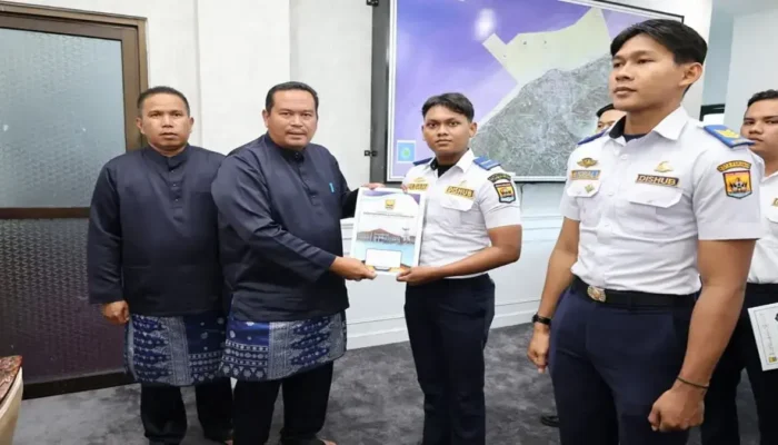 Wako Pariaman Serahkan SK PNS dan CPNS Baru, Ajak Patuhi Disiplin dalam Tugas