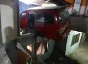 Angkot Indarung Hantam Lantai Dua Rumah Warga di Batu Gadang, Diduga Rem Blong