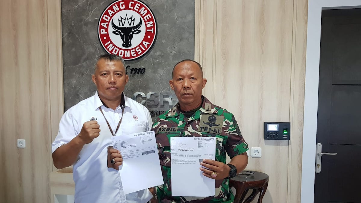 Staf TJSL Unit CSR PT Semen Padang, Nurwan, foto bersama dengan perwakilan Lantamal II Padang usai penyerahan bantuan 250 zak semen untuk mendukung program Karya Bhakti TNI AL. (dok. Humas)
