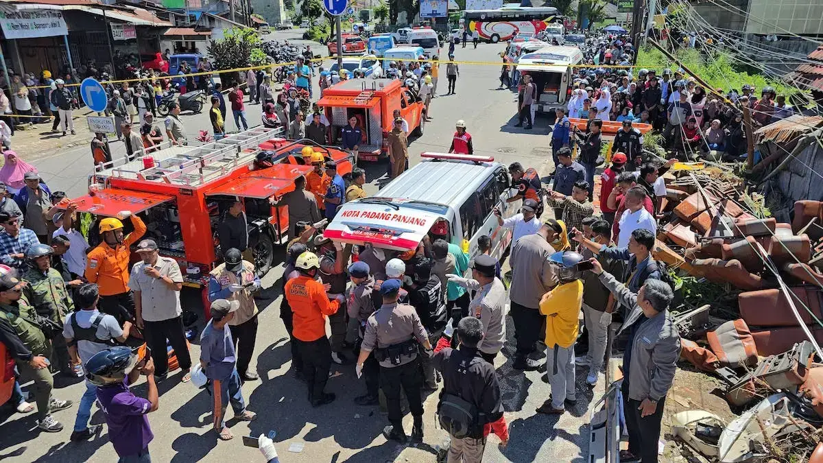 Evakuasi korban kecelakaan bus ALS di Padang Panjang. (dok. Basarnas Padang)