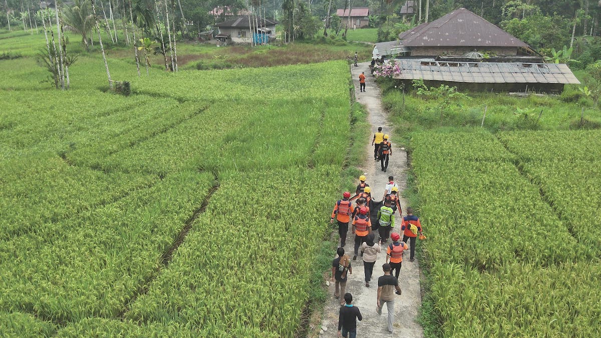Evakuasi warga yang hanyut di Sungai Lubuak Kasai, Pasaman yang ditemukan meninggal. (dok. Basarnas Padang)
