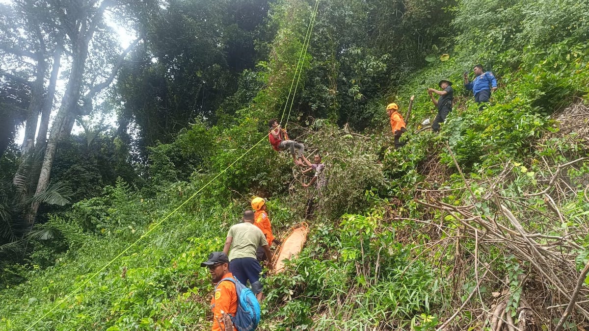 Evakuasi orang terjepit pohon di Gunung Pangilun. (dok. Basarnas Padang)