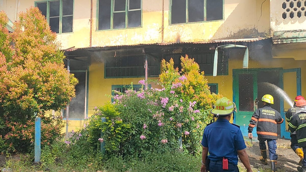 Personil damkar melakukan pemadaman terhadap kebakaran bangunan kosong di kawasan Jalan Juanda, Kota Padang. (dok. Damkar Padang)