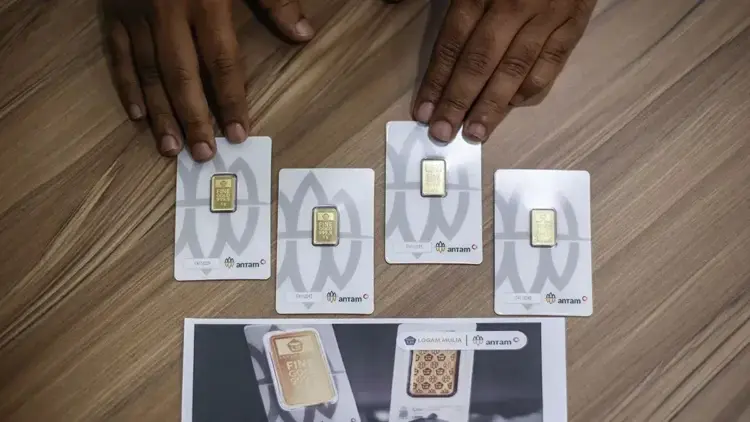 Arsip foto - Pekerja menunjukkan emas yang dijual di Butik Emas Logam Mulia PT. Aneka Tambang (ANTAM) Setiabudi One, Jakarta, Selasa (18/2/2025). ANTARA FOTO/Dhemas Reviyanto/focpri.