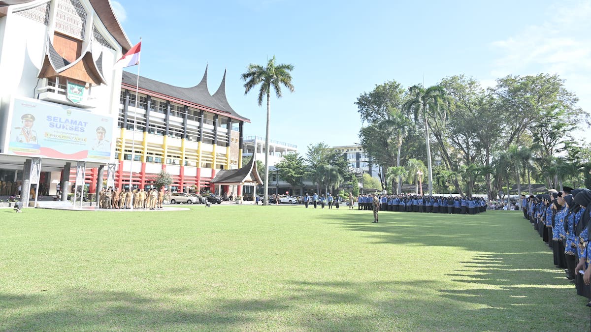 Pelantikan ribuan ASN baru Pemprov Sumbar di halaman kantor Gubernur Sumbar. (dok. adpsb)