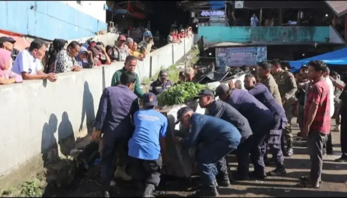 Satpol PP Padang Tertibkan PKL yang Jualan di Lahan Parkir Pasar Bandar Buat