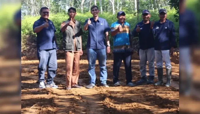 PTPN IV Regional 4 Kirim Greader Perbaikin Jalan Desa