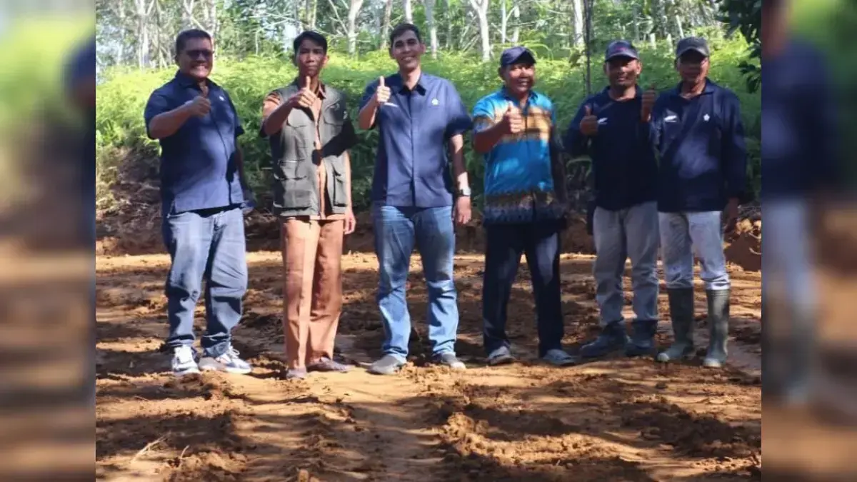 Perbaikan jalan desa oleh PTPN IV Regional 4. (dok. istimewa)