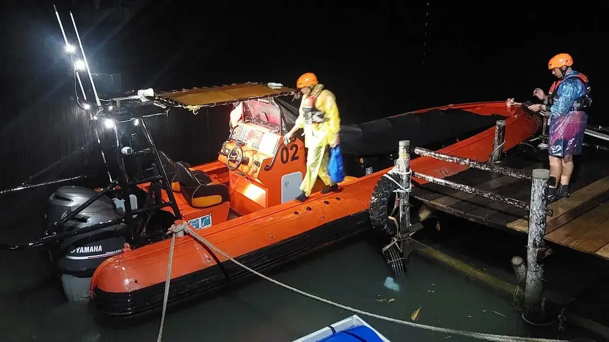 Persiapan tim Basarnas Padang lakukan pencarian tujuh nelayan di perairan Pulau Air, Kota Padang. (dok. Basarnas Padang)