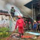 Personil Damkar Padang padamkan api di sebuah gudang kosong kawasan Parak Karambia, Kelurahan Belakang Tangsi, Kecamatan Padang Selatan. (dok. Damkar Padang)