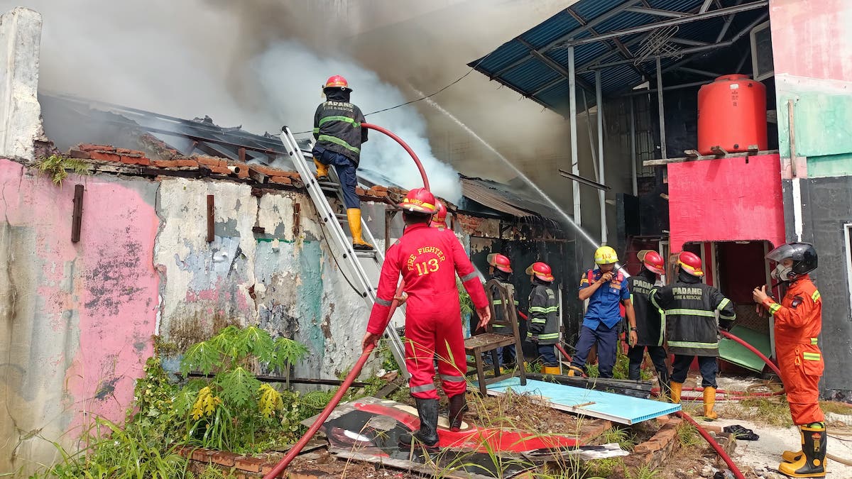 Personil Damkar Padang padamkan api di sebuah gudang kosong kawasan Parak Karambia, Kelurahan Belakang Tangsi, Kecamatan Padang Selatan. (dok. Damkar Padang)