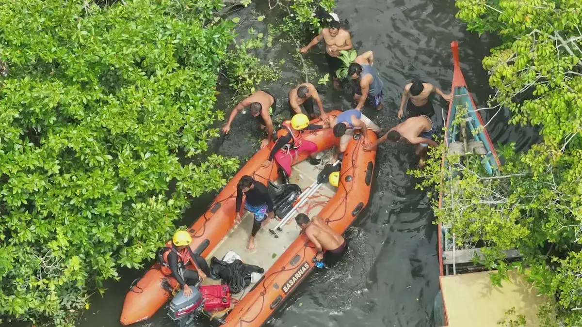 Proses evakuasi temuan potongan tubuh korban terkaman buaya di Pasbar. (dok. Basarnas Padang)