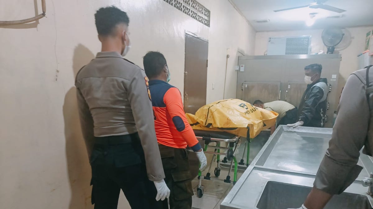 Proses pemulasaran jenazah pria lansia yang ditemukan di kawasan Marapalam. (dok. BPBD Padang)