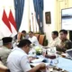 Rapat terbatas Presiden Prabowo, Wapres Gibran dan jajaran menteri terkait sekolah rakyat. (dok. PCO RI)