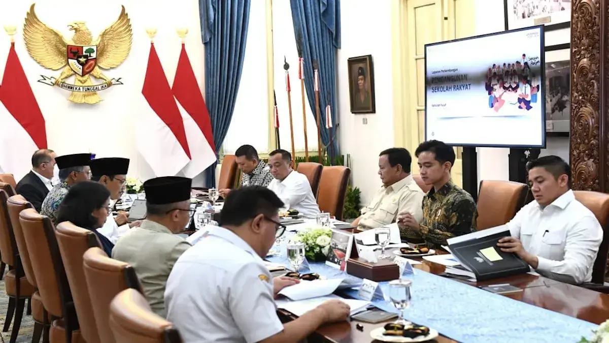 Rapat terbatas Presiden Prabowo, Wapres Gibran dan jajaran menteri terkait sekolah rakyat. (dok. PCO RI)