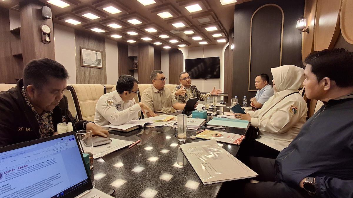 Braditi Moulebey pimpin rapat tim gercep DPP IKM Pusat. (dok. Istimewa)