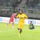 Selebrasi Cornelius Steward usai cetak gol bagi Semen Padang FC saat melawan Persebaya. Pertandingan berakhir dengan skor 1-1. (dok. MO SPFC)