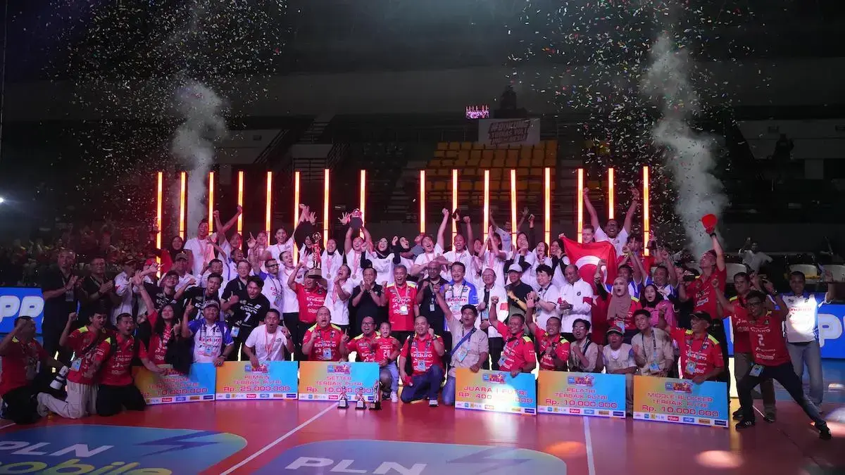 Para pemain dan official Jakarta Pertamina Enduro merayakan gelar juara kategori putri PLN Mobile Proliga 2025 setelah berhasil mengalahkan Jakarta Popsivo Polwan dengan skor 0-3 di final. (dok. PLN)