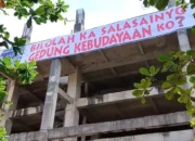Ada Spanduk Ukuran ‘Raksasa’ di Bengkalai Gedung Kebudayaan Sumatera Barat