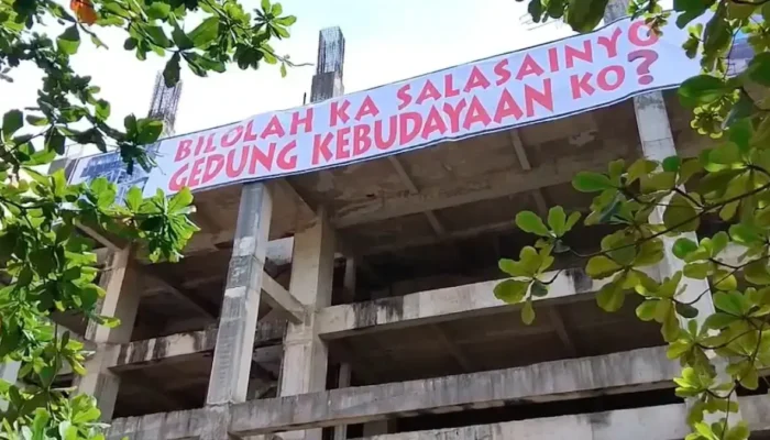 Ada Spanduk Ukuran ‘Raksasa’ di Bengkalai Gedung Kebudayaan Sumatera Barat